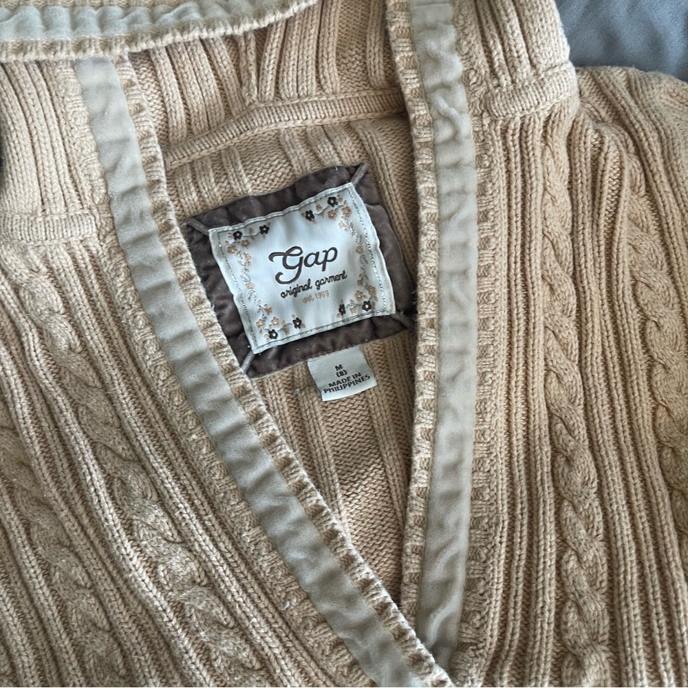 GAP Women's Tan Cable Knit V-Neck Sweater